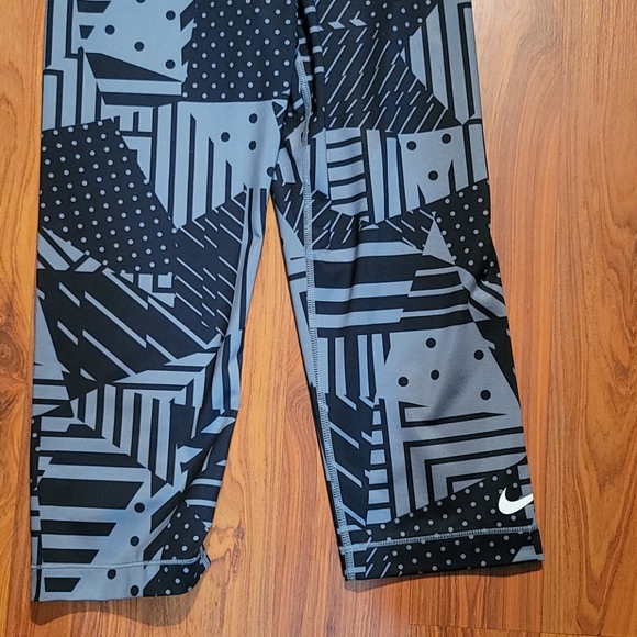 Nike Pro Dri Fit Capris - Picture 2 of 4